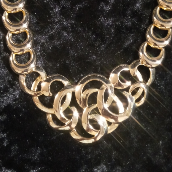 Collar necklace gold tone.circle links flip clasp. 16 inches - Picture 4 of 5